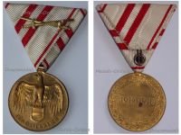 Austria WW1 Commemorative Medal with Swords for Combatants by Grienauer